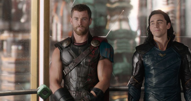 Không chỉ có cậu em trời đánh Loki, Thor Chris Hemsworth ngoài đời cũng từng bị Liam phi dao và nhận cái kết đắng - Ảnh 2.