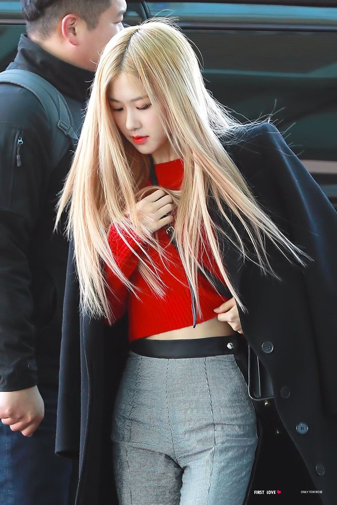 Đâu cần lồng lộn, Rosé (BLACKPINK) mặc đồ trắng đen thôi mà làm sáng bừng cả sân bay, lấn át cả các thành viên - Ảnh 4.