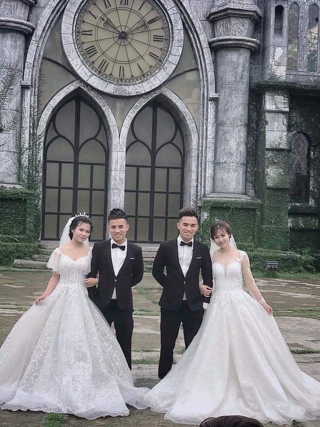 2 ch&uacute; rể giống hệt nhau trong bức ảnh cưới khiến d&acirc;n mạng hoa mắt ch&oacute;ng mặt: Đ&atilde; sinh đ&ocirc;i c&ograve;n l&agrave;m đ&aacute;m cưới c&ugrave;ng ng&agrave;y! - Ảnh 3.