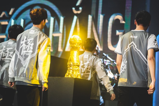 Dàn cosplay cực ngầu và quyến rũ khiến ngày thi đấu thứ 2 vòng bảng MSI 2019 trở nên không thể nóng bỏng hơn - Ảnh 12.