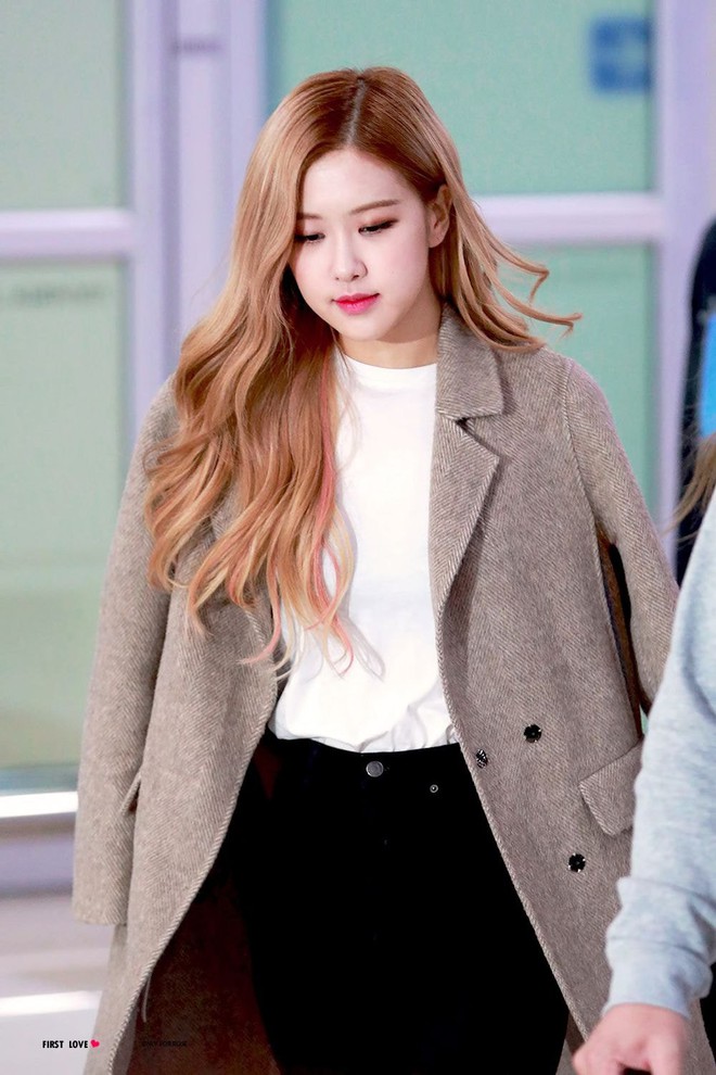 Đâu cần lồng lộn, Rosé (BLACKPINK) mặc đồ trắng đen thôi mà làm sáng bừng cả sân bay, lấn át cả các thành viên - Ảnh 10.