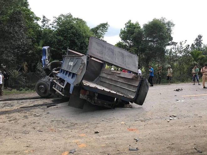 4 xe nát bươm sau khi đâm nhau liên hoàn, đường tránh Nam Hải Vân tê liệt nhiều giờ - Ảnh 4.