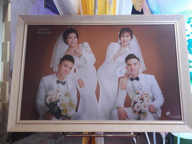2 ch&uacute; rể giống hệt nhau trong bức ảnh cưới khiến d&acirc;n mạng hoa mắt ch&oacute;ng mặt: Đ&atilde; sinh đ&ocirc;i c&ograve;n l&agrave;m đ&aacute;m cưới c&ugrave;ng ng&agrave;y! - Ảnh 1.