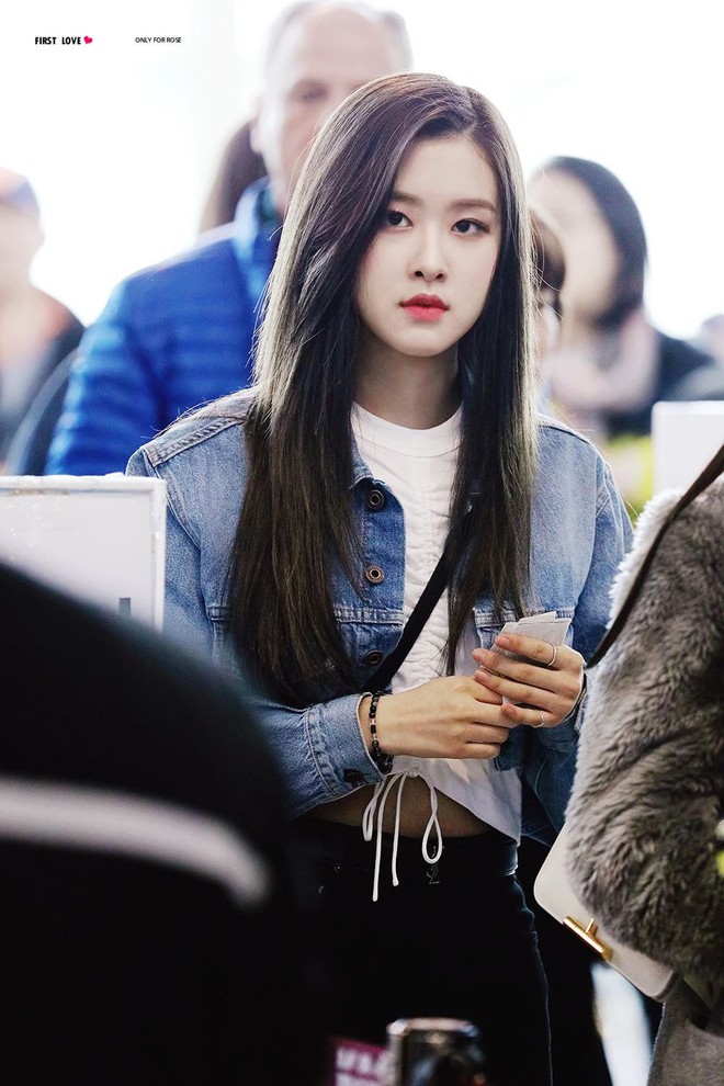 Đâu cần lồng lộn, Rosé (BLACKPINK) mặc đồ trắng đen thôi mà làm sáng bừng cả sân bay, lấn át cả các thành viên - Ảnh 9.