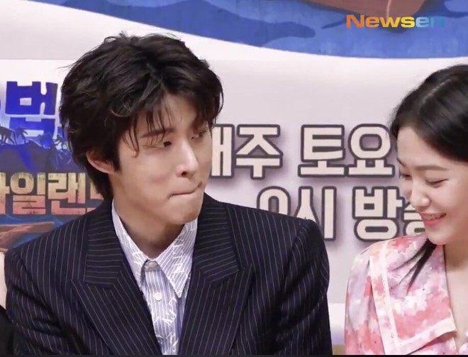 Netizen rần rần ship 2 idol nh&agrave; SM - YG tại sự kiện: Em &uacute;t Red Velvet v&agrave; B.I (iKON) trao &aacute;nh mắt, cử chỉ đ&aacute;ng y&ecirc;u - Ảnh 6.