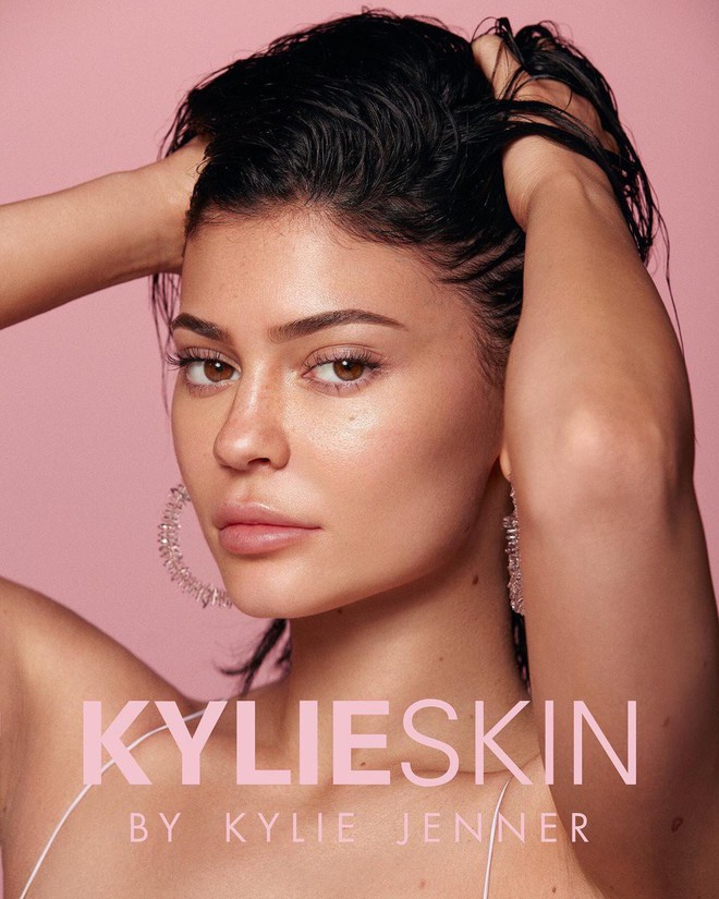 Kylie Jenner chụp mặt mộc khoe dòng mỹ phẩm dưỡng da mới nhưng bị mỉa mai  “dối trá, sản phẩm của photoshop”
