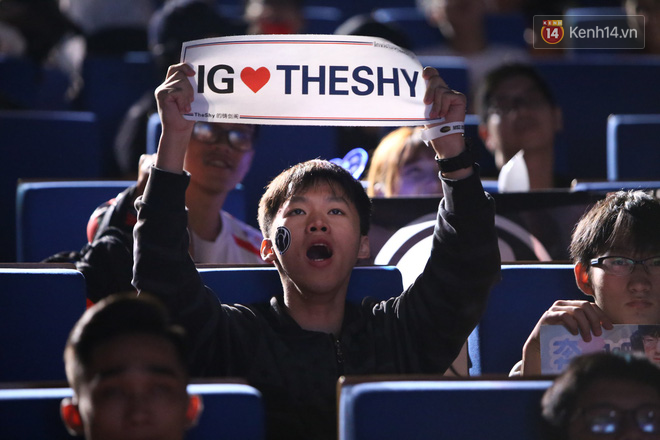 CĐV xinh đẹp đua nhau khoe sắc trong ngày IG thể hiện sự thống trị tại MSI 2019 - Ảnh 9.