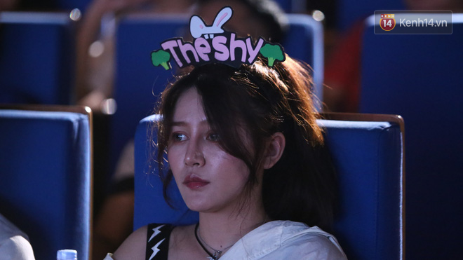 CĐV xinh đẹp đua nhau khoe sắc trong ngày IG thể hiện sự thống trị tại MSI 2019 - Ảnh 2.