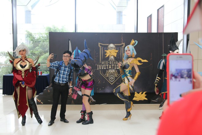 Dàn cosplay cực ngầu và quyến rũ khiến ngày thi đấu thứ 2 vòng bảng MSI 2019 trở nên không thể nóng bỏng hơn - Ảnh 6.