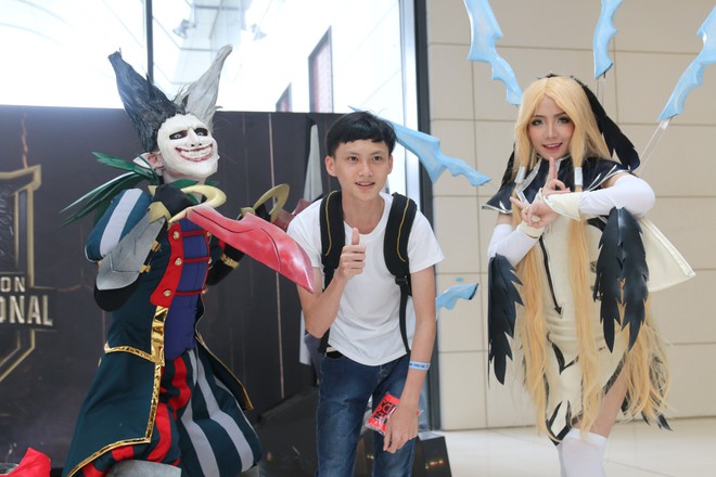 Dàn cosplay cực ngầu và quyến rũ khiến ngày thi đấu thứ 2 vòng bảng MSI 2019 trở nên không thể nóng bỏng hơn - Ảnh 5.