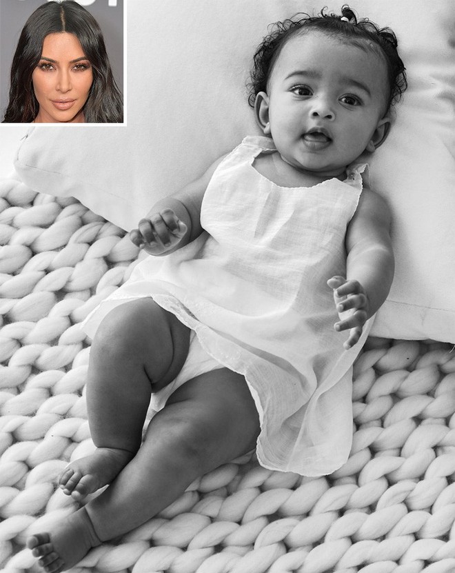 Sau nhiều giờ t&uacute;c trực, Kim Kardashian h&acirc;n hoan ch&agrave;o đ&oacute;n con thứ 4: Ngoại h&igrave;nh g&acirc;y bất ngờ v&igrave; giống nh&acirc;n vật n&agrave;y như sinh đ&ocirc;i - Ảnh 3.