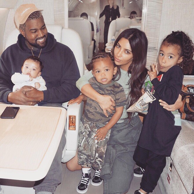 Sau nhiều giờ t&uacute;c trực, Kim Kardashian h&acirc;n hoan ch&agrave;o đ&oacute;n con thứ 4: Ngoại h&igrave;nh g&acirc;y bất ngờ v&igrave; giống nh&acirc;n vật n&agrave;y như sinh đ&ocirc;i - Ảnh 4.