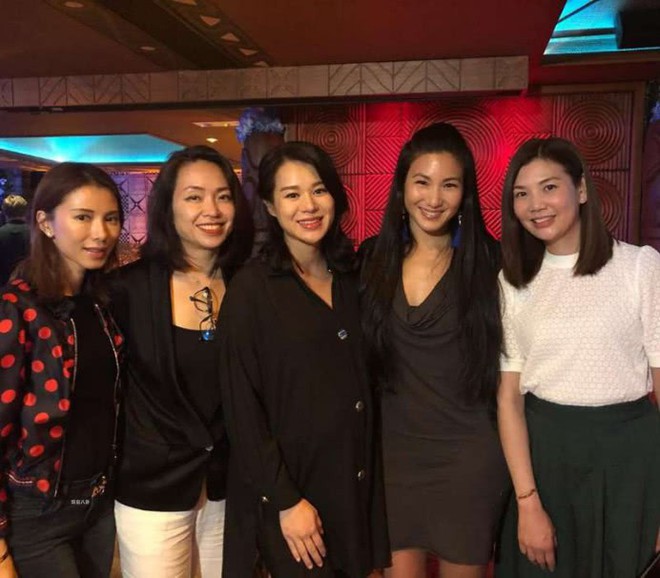 Hồ Hạnh Nhi vác bụng bầu tụ tập chị em Hoa hậu, ai mà ngờ nhan sắc nhạt nhoà khi xưa giờ lại nổi bật nhất - Ảnh 1.
