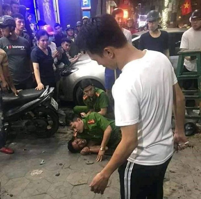 C&ocirc;ng an vật lộn khống chế kẻ ng&aacute;o đ&aacute; - Ảnh 2.