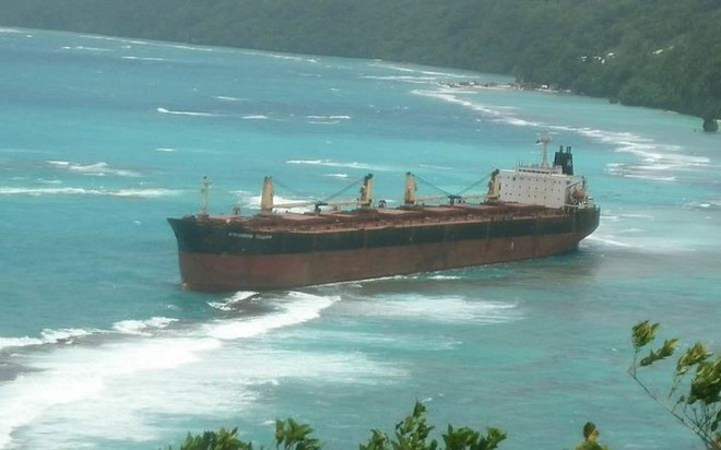  Giải cứu tàu mắc cạn hơn 3 tháng gần đảo san hô lớn nhất thế giới  - Ảnh 1.