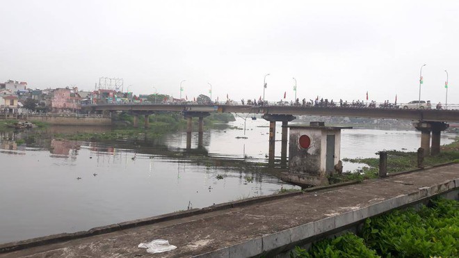 H&agrave; Nam: Xe tải lao xuống s&ocirc;ng Đ&aacute;y ở Th&agrave;nh phố Phủ L&yacute; - Ảnh 1.