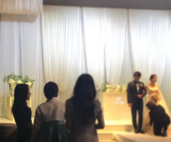 BLACKPINK dự đám cưới anh trai Jisoo: Nữ thần YG gây bão vì xinh bất chấp ảnh chụp vội, Lisa - Jennie bánh bèo hóa - Ảnh 2.