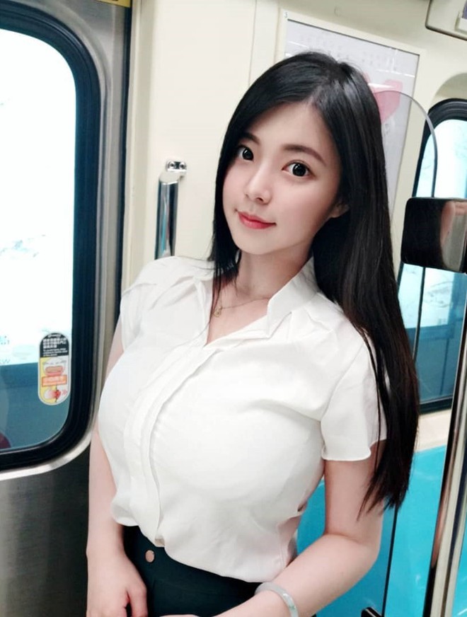 Cô nàng ngủ gật trên tàu vẫn xinh như mộng khiến cư dân mạng truy lùng nhưng gia thế khủng mới là điều gây chú ý nhất - Ảnh 6. Cô nàng ngủ gật trên tàu vẫn xinh như mộng khiến cư dân mạng truy lùng nhưng gia thế khủng mới là điều gây chú ý nhất - Ảnh 6.