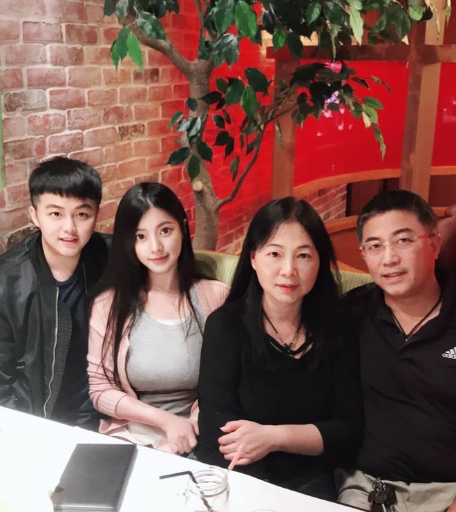 Cô nàng ngủ gật trên tàu vẫn xinh như mộng khiến cư dân mạng truy lùng nhưng gia thế khủng mới là điều gây chú ý nhất - Ảnh 3. Cô nàng ngủ gật trên tàu vẫn xinh như mộng khiến cư dân mạng truy lùng nhưng gia thế khủng mới là điều gây chú ý nhất - Ảnh 3.