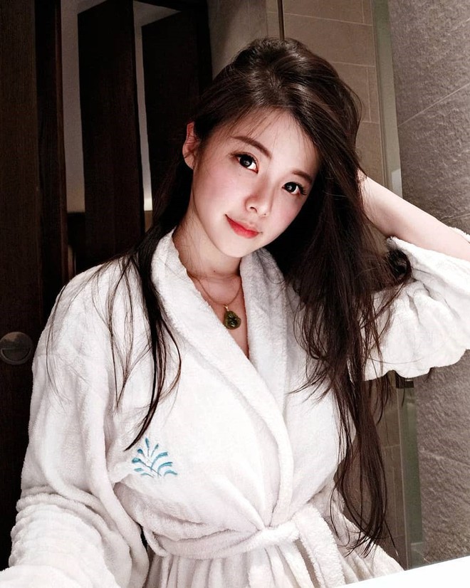Cô nàng ngủ gật trên tàu vẫn xinh như mộng khiến cư dân mạng truy lùng nhưng gia thế khủng mới là điều gây chú ý nhất - Ảnh 2. Cô nàng ngủ gật trên tàu vẫn xinh như mộng khiến cư dân mạng truy lùng nhưng gia thế khủng mới là điều gây chú ý nhất - Ảnh 2.