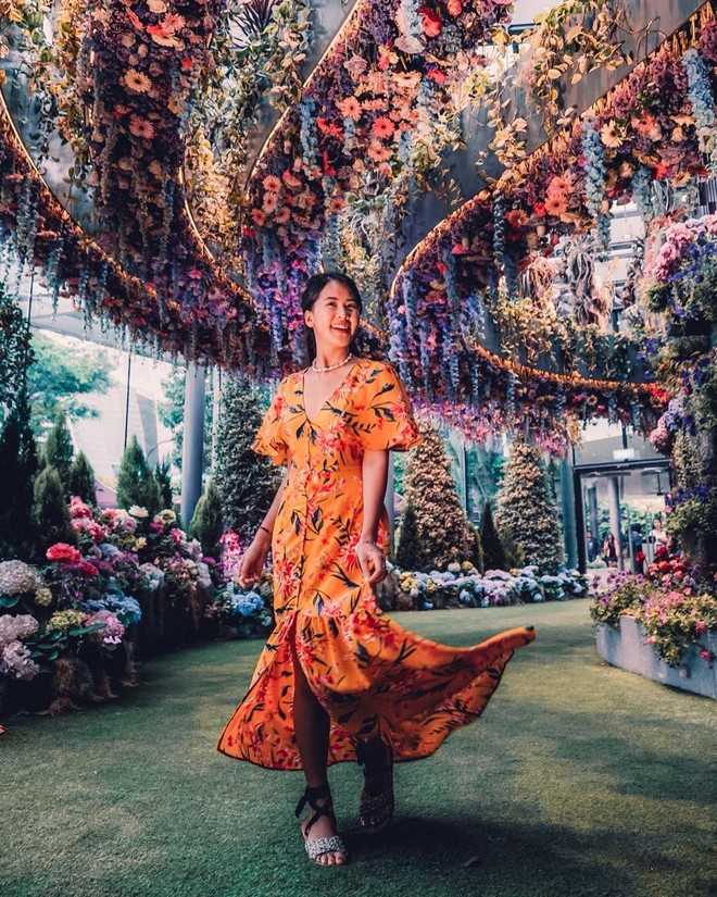 Sau Jewel Changi, Singapore lại có thêm “kỳ quan” vườn hoa treo khổng lồ khiến dân tình phải ngước lên “mỏi cả cổ” để ngắm nhìn - Ảnh 8.