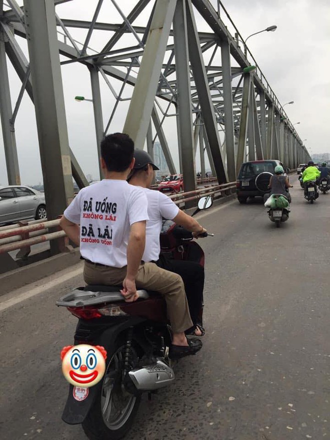 Người phụ nữ chở con gái đầu trần cầm sticker uống rượu bia không lái xe, liên tục vượt đèn đỏ trên phố Hà Nội gây phẫn nộ - Ảnh 4.