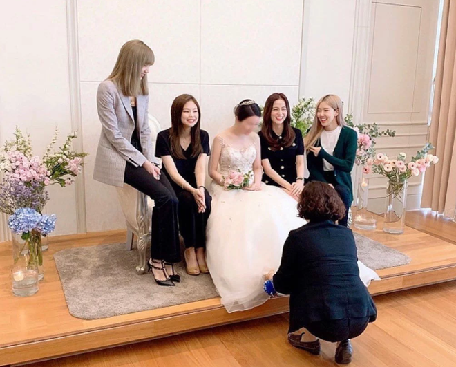 BLACKPINK dự đám cưới anh trai Jisoo: Nữ thần YG gây bão vì xinh bất chấp ảnh chụp vội, Lisa - Jennie bánh bèo hóa - Ảnh 1.