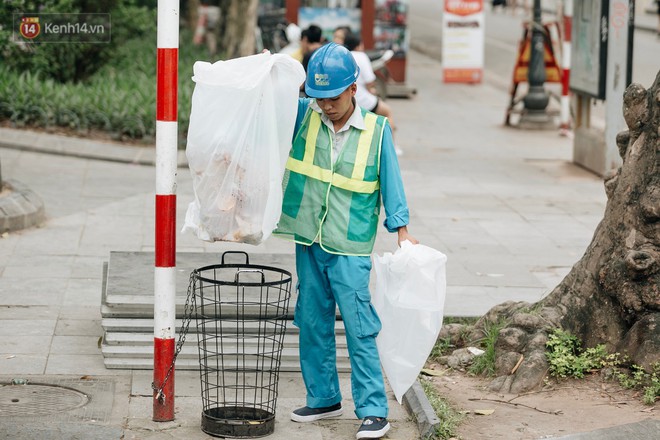 Phố đi bộ Hồ Gươm đẹp đẽ, sạch bong sau khi treo biển sẽ ghi hình, xử phạt 7 triệu đồng nếu vứt rác bừa bãi - Ảnh 11.