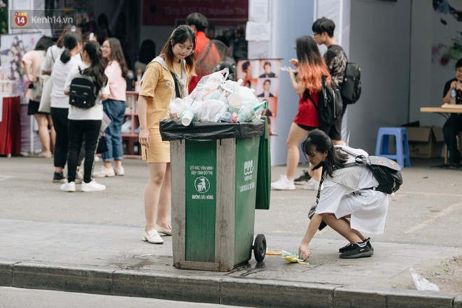 Phố đi bộ Hồ Gươm đẹp đẽ, sạch bong sau khi treo biển sẽ ghi hình, xử phạt 7 triệu đồng nếu vứt rác bừa bãi - Ảnh 8.