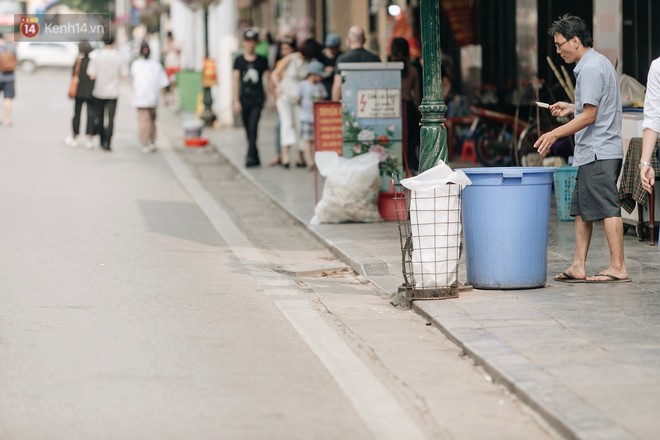 Phố đi bộ Hồ Gươm đẹp đẽ, sạch bong sau khi treo biển sẽ ghi hình, xử phạt 7 triệu đồng nếu vứt rác bừa bãi - Ảnh 6.