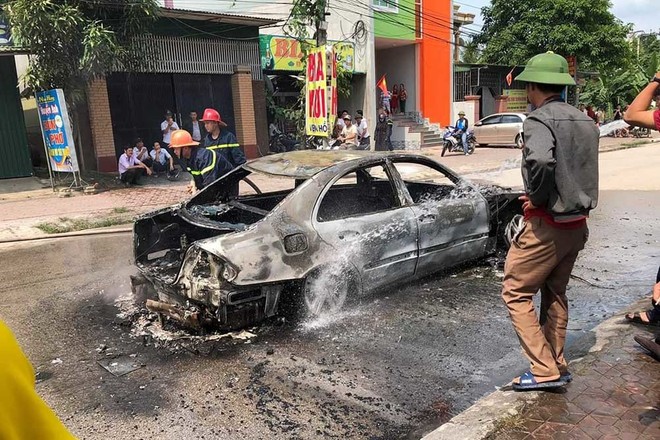 Nghệ An: Xe hoa Mercedes bất ngờ bốc cháy giữa đường sau lễ rước dâu - Ảnh 2.