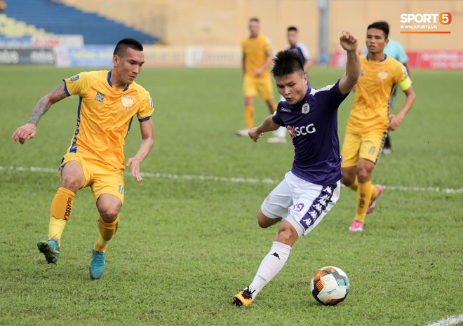 Quang Hải nổi cáu, nhắc nhở cậu bé nhặt bóng ở Thanh Hoá vì câu giờ trong ngày Hà Nội FC thua thảm - Ảnh 1.