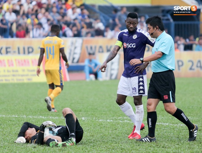 Quang Hải nổi cáu, nhắc nhở cậu bé nhặt bóng ở Thanh Hoá vì câu giờ trong ngày Hà Nội FC thua thảm - Ảnh 2.