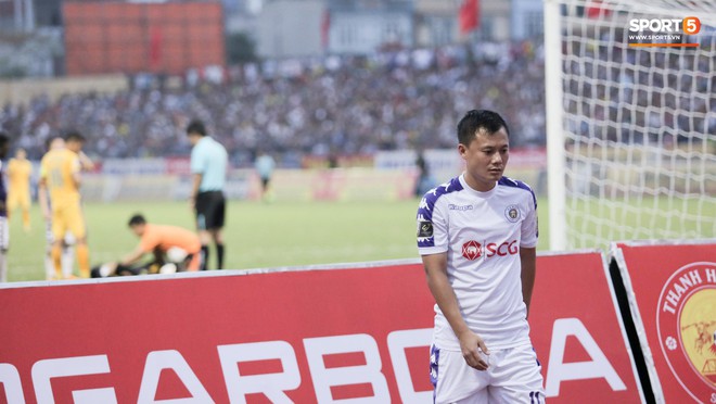 Quang Hải nổi cáu, nhắc nhở cậu bé nhặt bóng ở Thanh Hoá vì câu giờ trong ngày Hà Nội FC thua thảm - Ảnh 11.