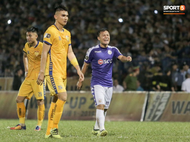 Quang Hải nổi cáu, nhắc nhở cậu bé nhặt bóng ở Thanh Hoá vì câu giờ trong ngày Hà Nội FC thua thảm - Ảnh 9.