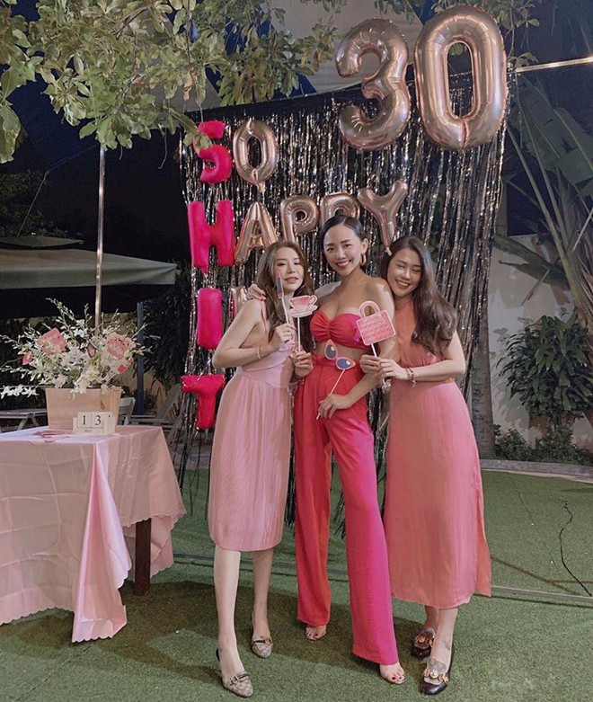 Tóc Tiên mở tiệc All pink cùng hội hot girl đình đám, chính thức gia nhập hội mỹ nhân chạm ngõ 30 của Vbiz - Ảnh 1.