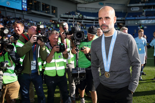 Từ HLV Park Hang-seo đến đồng nghiệp xuất sắc nhất thế giới Pep Guardiola, cả hai đều được học trò đối đãi cùng một kiểu khi ăn mừng vô địch - Ảnh 11.