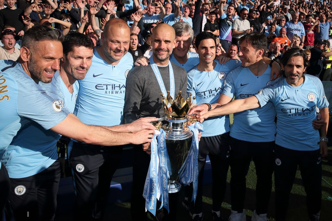 Từ HLV Park Hang-seo đến đồng nghiệp xuất sắc nhất thế giới Pep Guardiola, cả hai đều được học trò đối đãi cùng một kiểu khi ăn mừng vô địch - Ảnh 10.