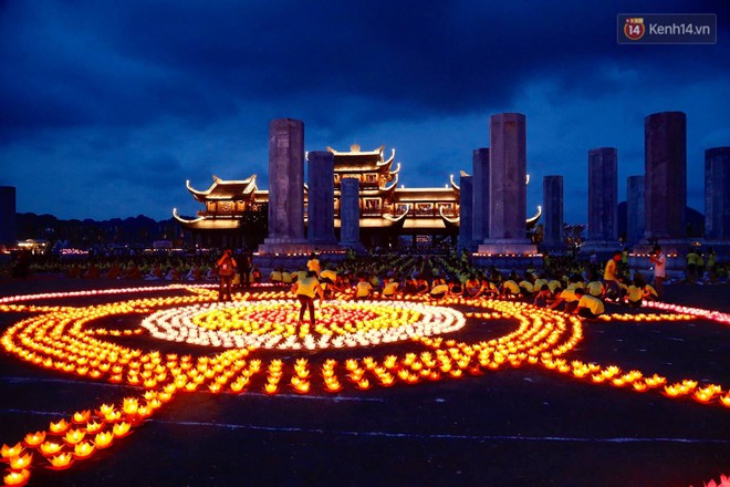 Hàng vạn người tham gia buổi lễ cầu nguyện hoà bình và thắp sáng hoa đăng tại chùa Tam Chúc - Ảnh 5.