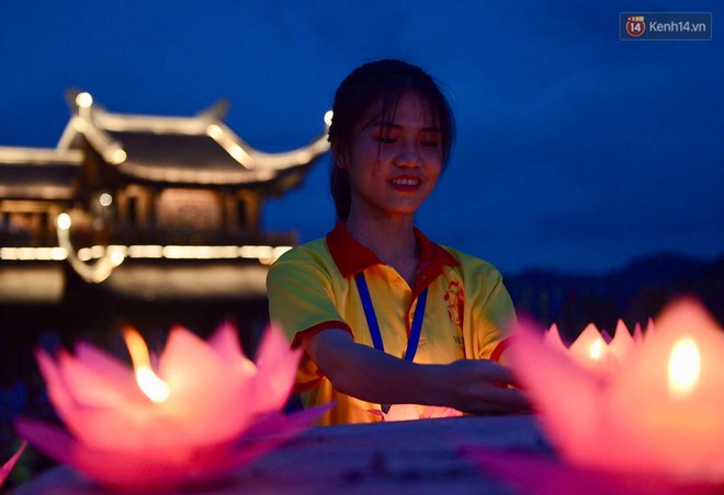 Hàng vạn người tham gia buổi lễ cầu nguyện hoà bình và thắp sáng hoa đăng tại chùa Tam Chúc - Ảnh 15.