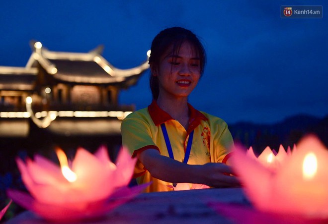 H&agrave;ng vạn người tham gia buổi lễ cầu nguyện ho&agrave; b&igrave;nh v&agrave; thắp s&aacute;ng hoa đăng tại ch&ugrave;a Tam Ch&uacute;c - Ảnh 15.
