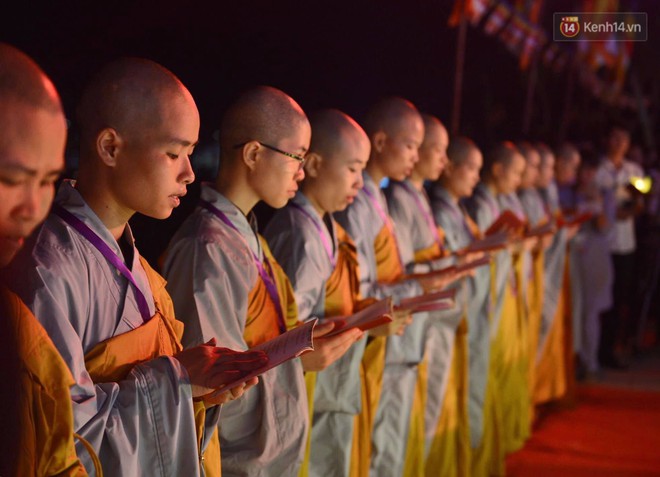 Hàng vạn người tham gia buổi lễ cầu nguyện hoà bình và thắp sáng hoa đăng tại chùa Tam Chúc - Ảnh 10.