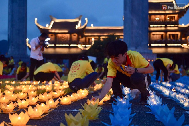Hàng vạn người tham gia buổi lễ cầu nguyện hoà bình và thắp sáng hoa đăng tại chùa Tam Chúc - Ảnh 6.