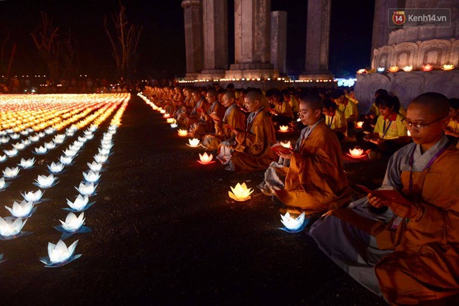 Hàng vạn người tham gia buổi lễ cầu nguyện hoà bình và thắp sáng hoa đăng tại chùa Tam Chúc - Ảnh 12.