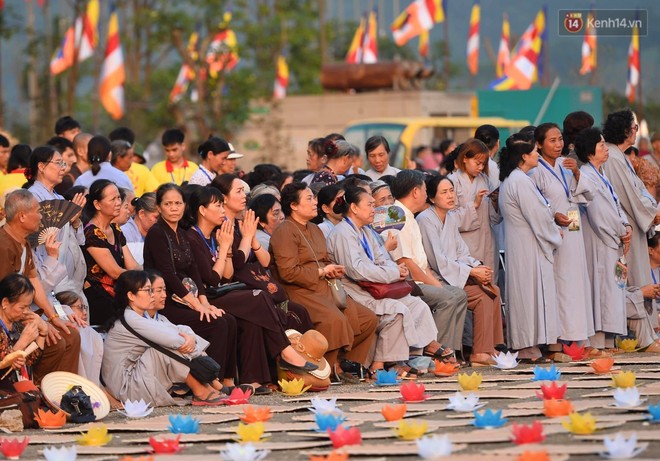 Hàng vạn người tham gia buổi lễ cầu nguyện hoà bình và thắp sáng hoa đăng tại chùa Tam Chúc - Ảnh 3.