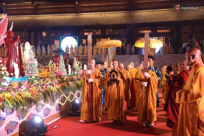 H&agrave;ng vạn người tham gia buổi lễ cầu nguyện ho&agrave; b&igrave;nh v&agrave; thắp s&aacute;ng hoa đăng tại ch&ugrave;a Tam Ch&uacute;c - Ảnh 8.