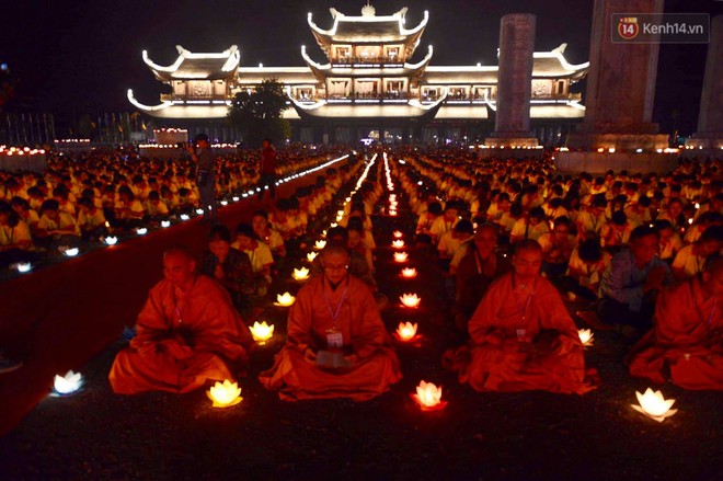 Hàng vạn người tham gia buổi lễ cầu nguyện hoà bình và thắp sáng hoa đăng tại chùa Tam Chúc - Ảnh 9.