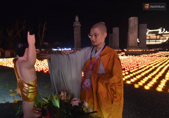 Hàng vạn người tham gia buổi lễ cầu nguyện hoà bình và thắp sáng hoa đăng tại chùa Tam Chúc - Ảnh 14.