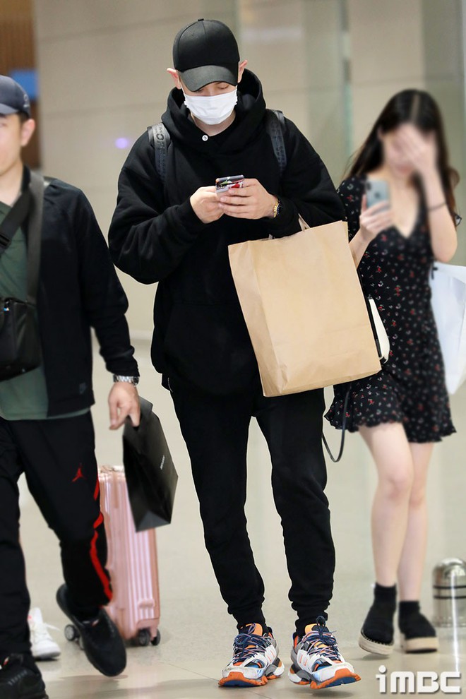 Dàn trai xinh gái đẹp nhà SM đổ bộ sân bay: Yoona lộ chân cong như sắp gãy, Sehun như rich kid bên Chanyeol - Ảnh 6.