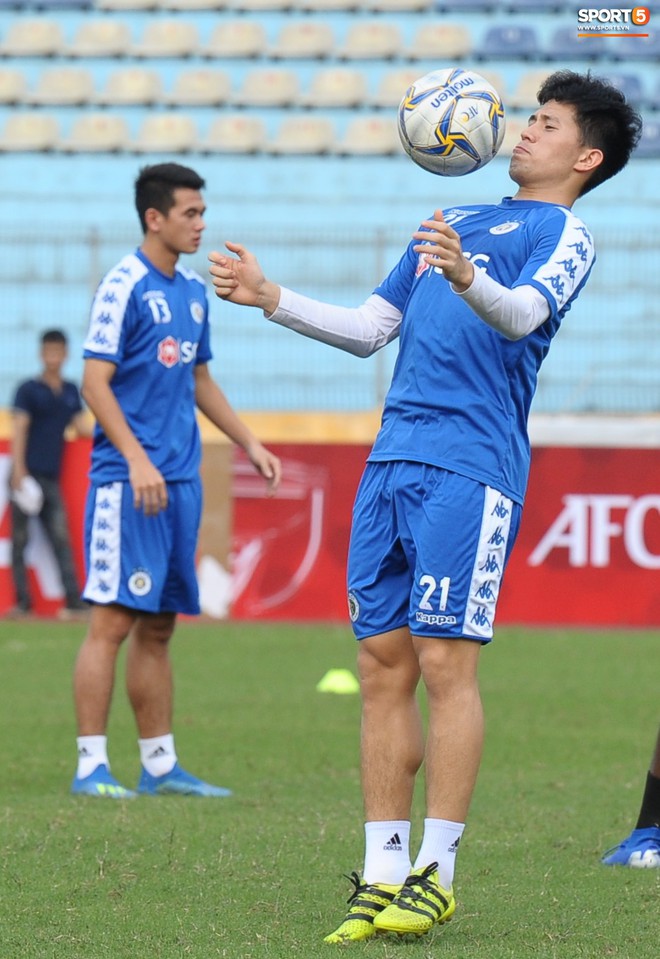 Quên đi chiếc thẻ đỏ cay đắng, Đình Trọng tập luyện hăng say chuẩn bị đối đầu Tampines Rovers ở AFC Cup - Ảnh 2.